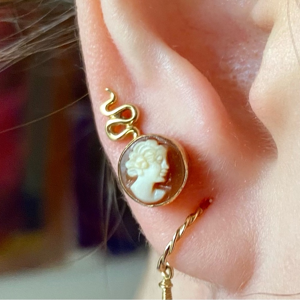 Gorgeous - Vintage Cameo Studs 14K